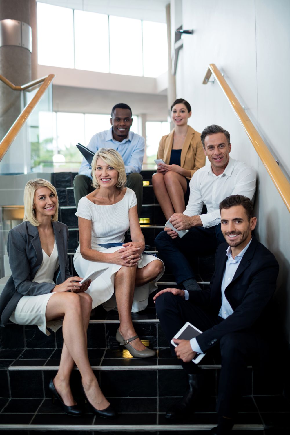 Portrait d’équipe corporative dans un escalier lumineux – photographie d’entreprise à Mascouche