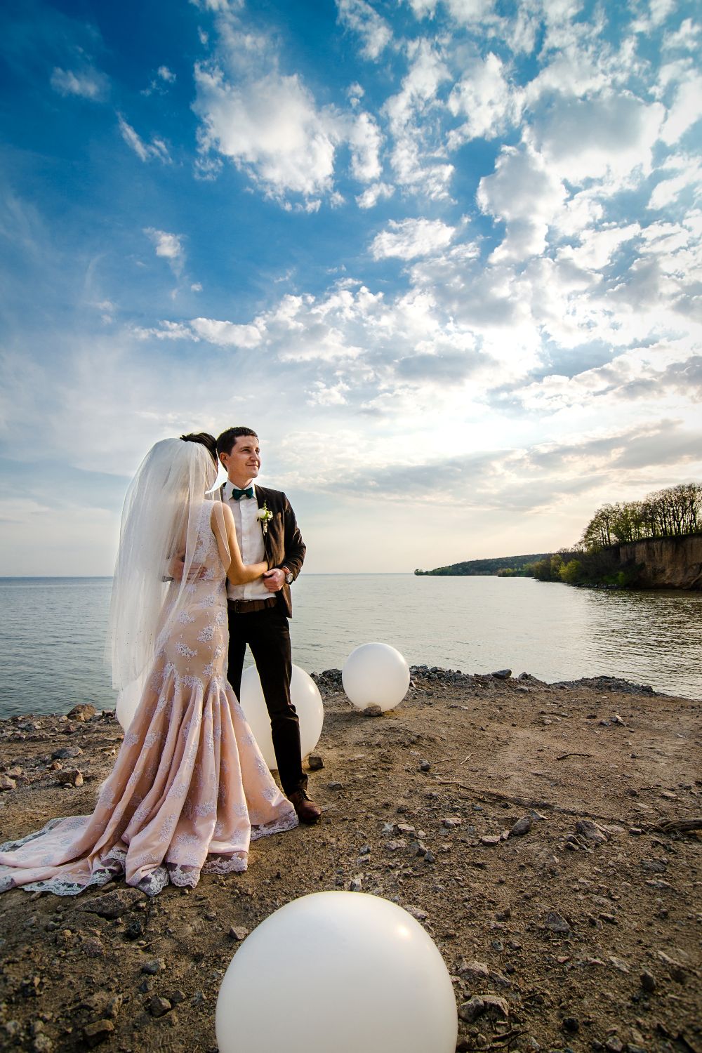 Séance photo de mariage romantique en extérieur à Mascouche, au bord de l’eau