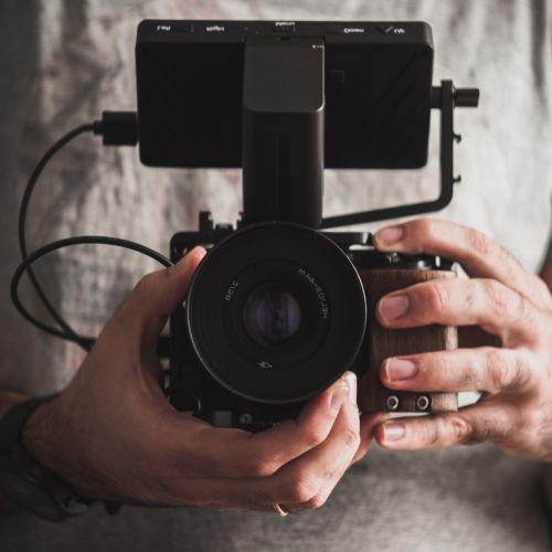 Photographe professionnel tenant une caméra en gros plan – équipement de qualité à Mascouche