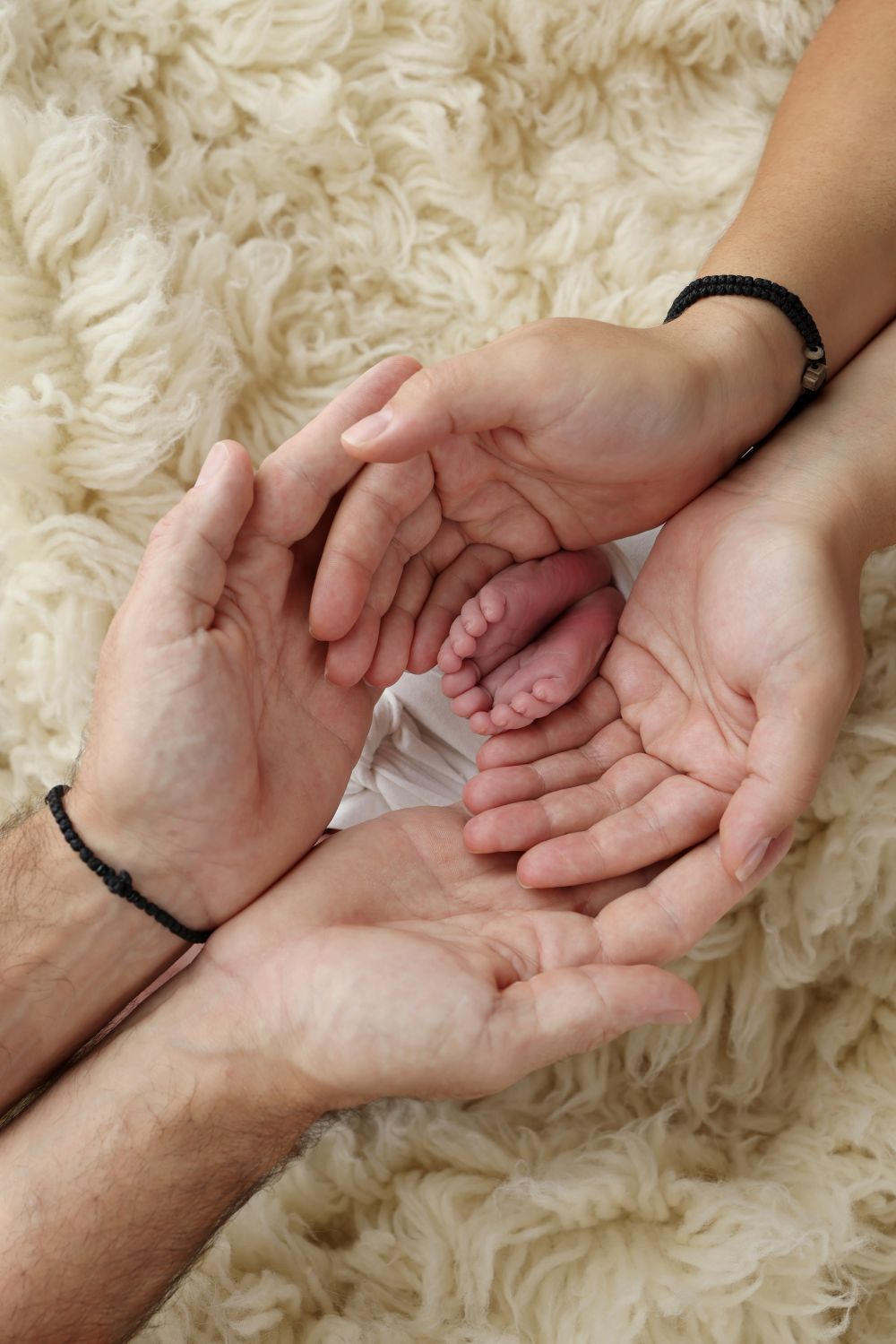 Séance photo nouveau-né et famille avec focus sur les mains et les pieds – photo tendre à Saint-Jérôme