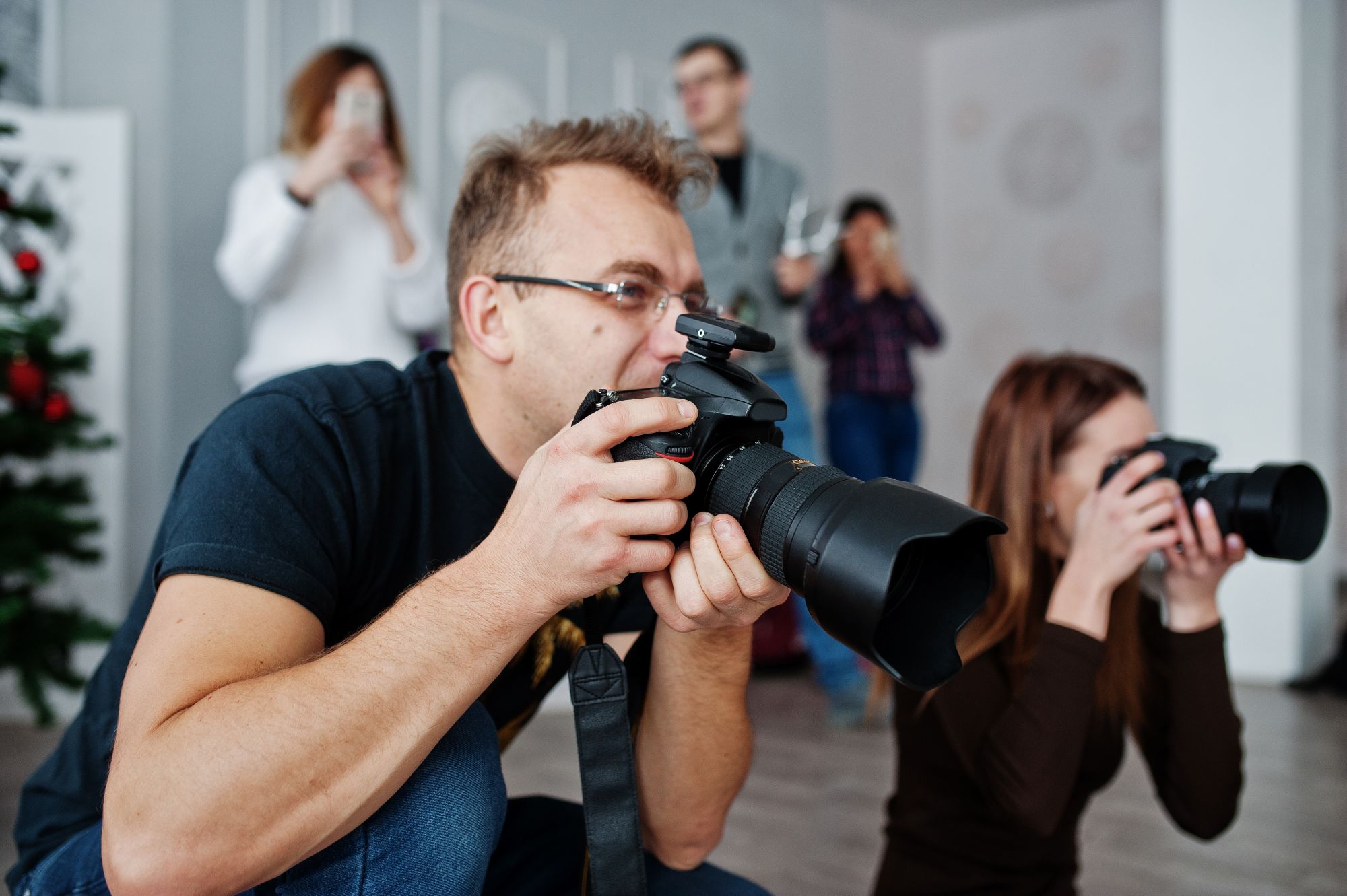 Photographes professionnels capturant des moments en intérieur lors d’un événement à Val-des-Monts